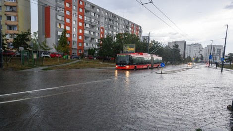 Ničivá búrka sa presúva cez Slovensko: So silným dažďom treba rátať aj v piatok