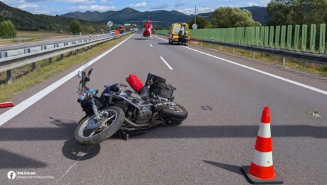 Nehoda motorkára na R1: Zraneného previezol vrtuľník