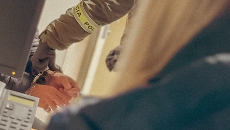 Prípad zneužívania nevlastnej dcéry (3) pokračuje. Polícia obvinila ďalšiu osobu