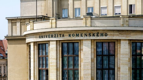 UK podáva trestné oznámenie. Rieši podozrenia z manipulácie so štipendiami