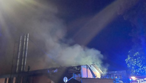 Výbuch v areáli firmy: Po explózii horela budova, časť strechy odletela