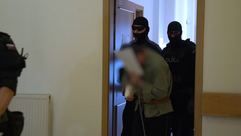 Syn bodol vlastnú matku nožom do hrudníka. Sudkyňa rozhodla o jeho väzbe