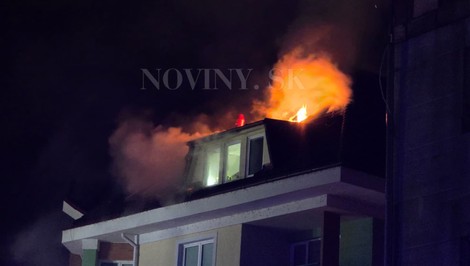 Po údere bleskom začala horieť strecha bytovky vo Zvolene. Obyvateľov museli evakuovať