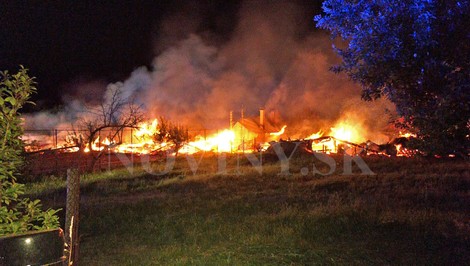 FOTO: Obrovský požiar pri Brezne. Plamene zničili päť rodinných domov