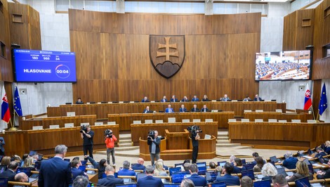 Technika zlyhala, poslanci čakali. Parlamentnú schôdzu museli prerušiť