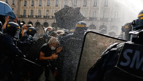 Francúzske protesty prerástli do násilia. Horia barikády aj školy, 15-ročný chlapec prišiel o ruku