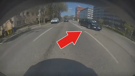 Kamera auta zachytila šialenú jazdu vodiča, ktorý ignoroval pravidlá a ohrozil chodcov