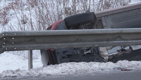 Auto skončilo prevrátené za zvodidlami. Viezla sa v ňom žena s dvoma deťmi