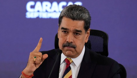 Trump uviedol, že venezuelský prezident Maduro spolu s manželkou  bol zajatý a odvedený z krajiny