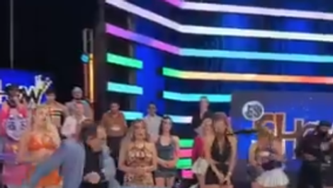 Moderátor kopol do dronu, ten zasiahol modelku priamo do tváre. Diváci žiadajú jeho vyhadzov