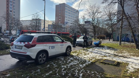 Hrozivý nález v hlavnom meste: Na lavičke objavili telo bez známok života