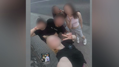 Partia mala vydierať a biť 12-ročnú Vivien. Po odvysielaní reportáže pridala vysmiatu fotku