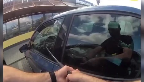 Policajti v Martine vyslobodili 10-mesačné bábätko zo zamknutého auta