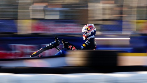 VERSTAPPEN čelil stovke súperov, všetkých obehol a vyhral
