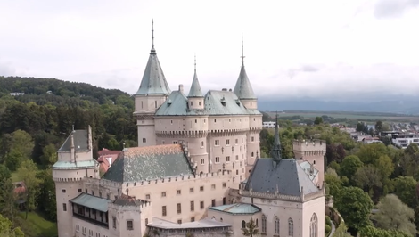 Na Bojnickom zámku sa návštevník s číslom 15 250 000 zapísal do storočnej knihy