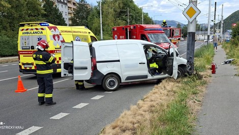 Vodič pre náhlu nevoľnosť havaroval v Banskej Bystrici, zranili sa dve osoby