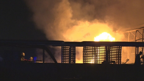 Obrovský požiar v Novákoch. V noci zasahovalo až 40 hasičov