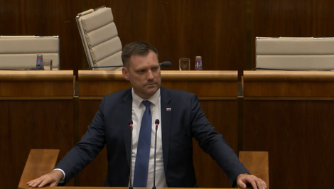 SNS podporila opozíciu, poslanci rokujú o odvolaní Tarabu. „Historický moment,“ reaguje