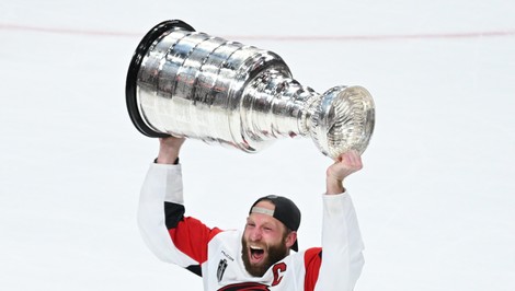 Čakanie sa skončilo. CAROLINA získala Stanley Cup