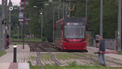 Chlapca (16) zrazila električka, s ťažkými zraneniami bojuje v nemocnici o život