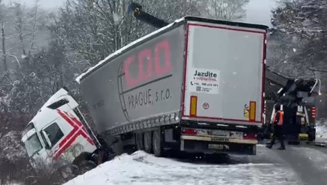Horský priechod Biela Hora je neprejazdný. Mimo vozovky skončili dva kamióny a nákladiak
