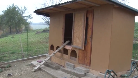 Posteľ, kurník, či povala? Pozrite sa na bizarné skrýše zločincov