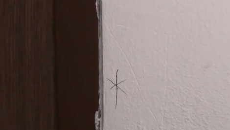 Po sérii vlámaní si ľudia všimli zvláštne značky a bodky na dverách bytov