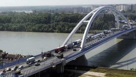 Premávka na moste Apollo v Bratislave v smere do Petržalky je uzavretá
