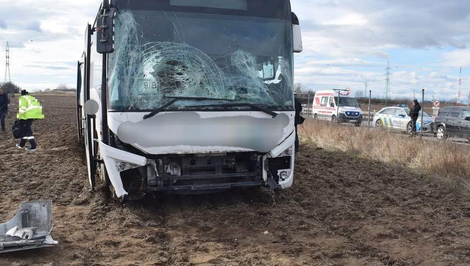 Hrozivá nehoda na R1: Autobus skončil v poli, záchranári evidujú zranenia