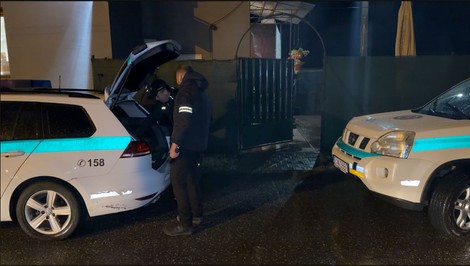 Muža najskôr vyhodili z vlaku, potom sa vlámal do reštaurácie. Polícia použila varovné výstrely