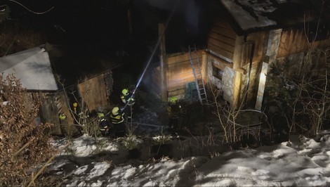 Rozsiahly požiar v chatovej oblasti: Vyše 30 hasičov zasahovalo v mraze a snehu