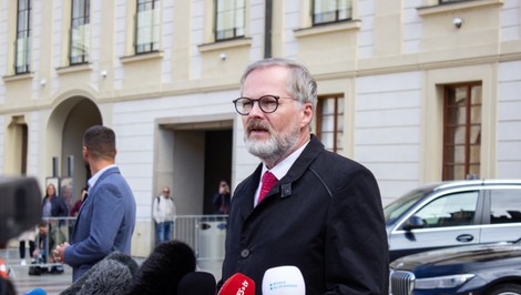 Vláda Petra Fialu podala demisiu. Ministri zostávajú vo funkcii dočasne