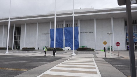 Umelci na protest rušia účasť na novoročnom koncerte v premenovanom Kennedyho centre