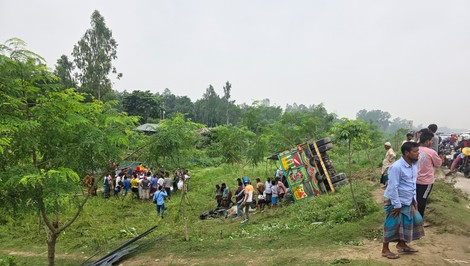 V Bangladéši sa prevrátil nákladiak so stopármi, zahynulo najmenej 15 ľudí
