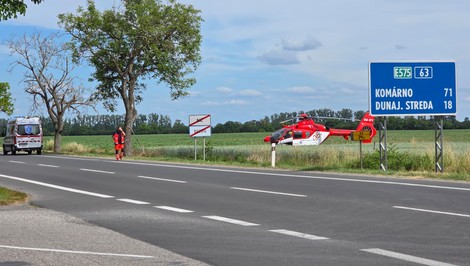 Vážna nehoda v Báči: Motorkár sa zrazil s autom, zasahoval vrtuľník