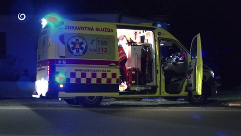 Trojročného chlapčeka, ktorý prechádzal cez cestu, zrazilo auto