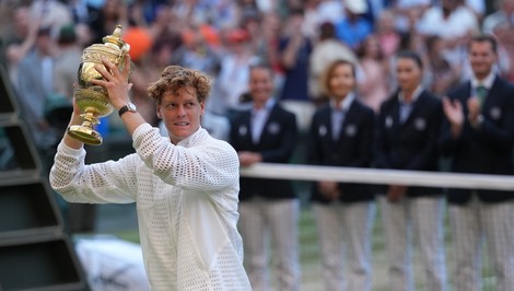 DOKONALÉ mužské finále Wimbledonu ovládol druhý rok po sebe SINNER