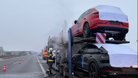 Požiar auta obmedzil dopravu na D2. Smer do Česka je prejazdný len jedným pruhom