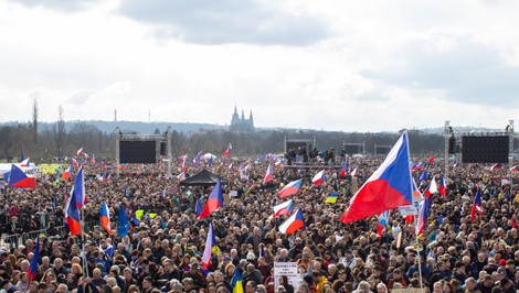 Desaťtisíce ľudí v Prahe protestujú proti krokom Babišovej vlády