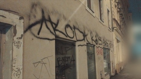 Sprejerov v centre Brna prezradil svedok, zadržali ich pri stanici