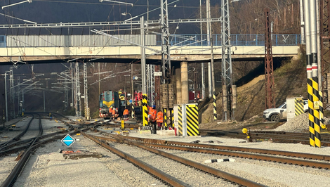 Muž mal pracoval na hornej časti vagóna. Spadol zo štvormetrovej výšky