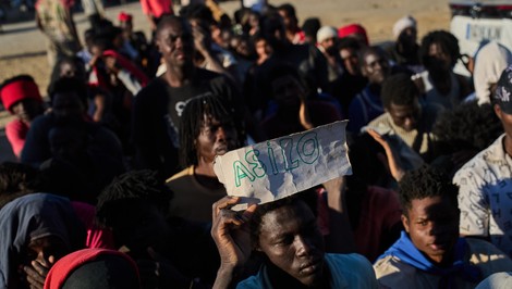 Humanitárna kríza v Ceute: Španielsko stavia dočasné tábory pre 1800 migrantov