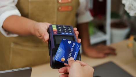 117 000 podnikateľov ešte neprijíma bezhotovostné platby. Za mesiac a pol už budú musieť