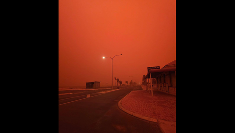 Vietor a cyklón: Obloha nad Austráliou sa sfarbila do červena