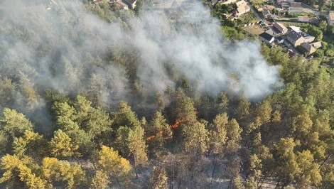 V obci Radzovce horí lesný porast. Na mieste zasahujú desiatky hasičov