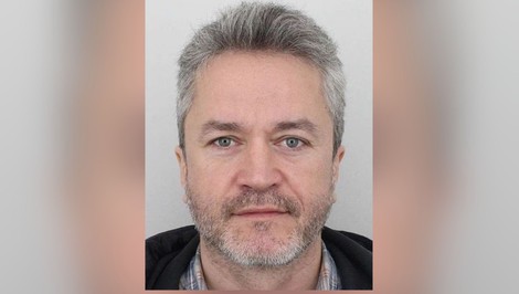 Psychoterapeut vylákal milióny na útočisko pred apokalypsou. Obvinený je aj zo znásilnenia klientok