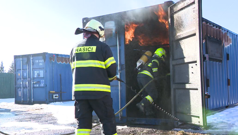 Úzke prechody, prekážky a svetlá: Špeciálny trenažér učí hasičov, ako zasahovať pri požiaroch
