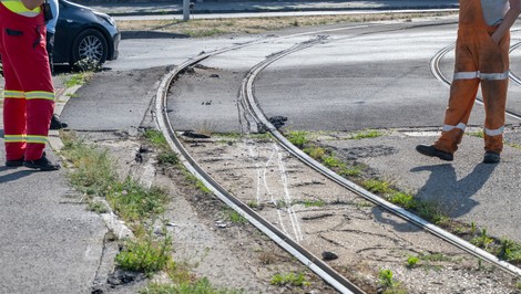 Električka v Bratislave skončila mimo koľajníc. Zasahovala do dvoch jazdných pruhov