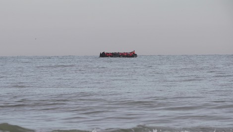 Po potopení lode s 90 migrantmi našli desať preživších a jednu obeť