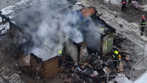 Požiar jednoduchého príbytku pripravil rodinu s malými deťmi o strechu nad hlavou